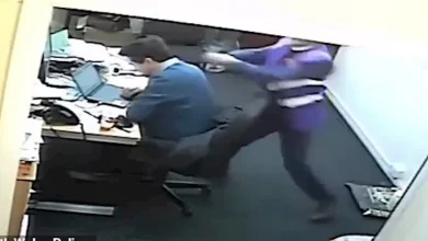 صورة “بيحبوا نفس الزميلة”.. مدير مدرسة يضرب نائبه بمفتاح إنجليزي بسبب الغيرة (فيديو)
