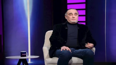 صورة أمير عبد المجيد لـ”بالخط العريض”: “نبيل شعيل صوته أقرب للنساء وسميرة سعيد شقية”