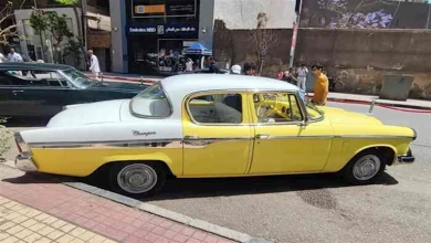 صورة أكثر من 55 سيارات كلاسيكية نادرة تلتقي في شوارع وسط القاهرة.. ما القصة؟
