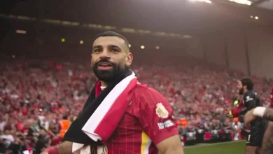 صورة “رفقة صلاح”.. مشجع مصري يخطف الأنظار في ملعب أنفيلد خلال الاحتفال بلقب الدوري (فيديو)