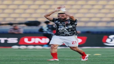 صورة جماهير الأهلي توجه التحية لـ علي معلول قبل مباراة بتروجيت (صور)