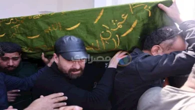 صورة بالصور..انهيار نضال الشافعي في جنازة زوجته قبل توديعها لمثواها الأخير