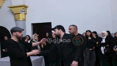 صورة بالصور.. محمد إمام يواسي نضال الشافعي في عزاء زوجته المقام بالشيخ زايد