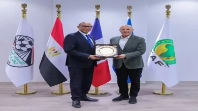 صورة “يمنحه هدايا تذكارية”.. أبوريدة يلتقي الفرنسي فيليب ديالو