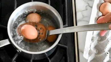 صورة كنز خفي في مطبخك.. 4 استخدامات مدهشة لماء سلق البيض