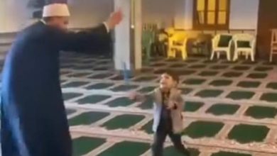 صورة إمام يلهو مع أطفال داخل مسجد.. فيديو يثير الجدل في مصر  أخبار السعودية