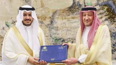 صورة الخريجي يتسلّم شارة «منتدى الاستثمار الرياضي SIF»  أخبار السعودية