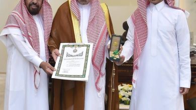 صورة أمير نجران يسلّم شاباً وسام الملك عبد العزيز من الدرجة الثالثة لتبرعه لوالده بكليته  أخبار السعودية