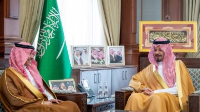صورة أمير المدينة يناقش مع وزير الإعلام تعزيز الخطاب الإعلامي  أخبار السعودية