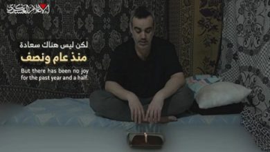 صورة "القسام" تنشر مقطع فيديو لمحتجز إسرائيلي يتحدث إلى الكاميرا ويسير عبر نفق (فيديو)