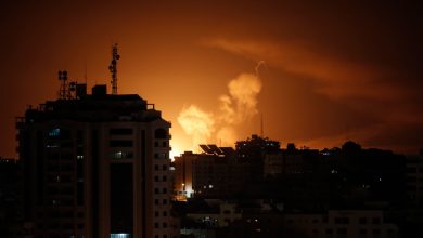 صورة مقتل 38 وإصابة أكثر من 100 جراء الغارات الأمريكية على منشأة نفطية بالحديدة