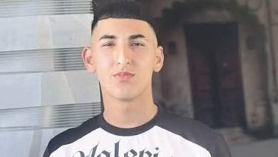 صورة شهيد متأثرا بإصابته برصاص الاحتلال في مخيم الجلزون