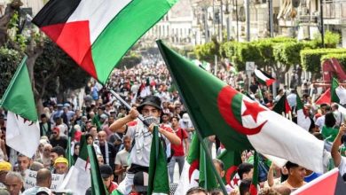 صورة منع مسيرة نحو السفارة الأمريكية في الجزائر وهتافات ضد دعم واشنطن لإبادة غزة (فيديو)