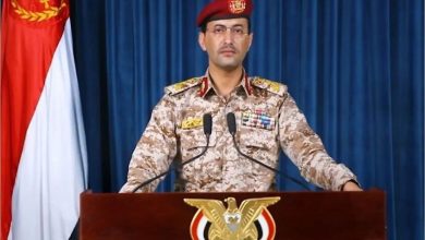 صورة الحوثيون: استهدفنا حاملة طائرات أمريكية وهاجمنا بمسيّرتين هدفين إسرائيليين في يافا وعسقلان