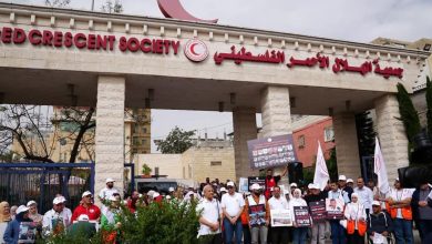 صورة الهلال الأحمر الفلسطيني ينظم وقفات تضامنية موحدة للمطالبة بتحقيق دولي في جريمة استهداف مسعفيه في رفح