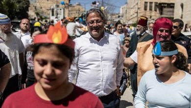 صورة بن غفير يقود آلاف المستوطنين في اقتحام الحرم الإبراهيمي