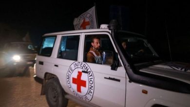 صورة الصليب الأحمر يؤكد نقل بعض الأفراد من غزة بطلب من دول أجنبية خارج القطاع