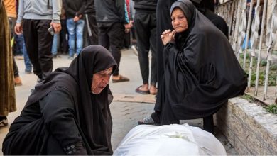 صورة لحظات مؤلمة لأم فلسطينية تقبّل قدمي نجلها عقب استشهاده بغزة (شاهد)