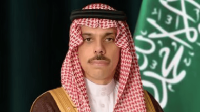 صورة وزير الخارجية يصل إلى مسقط في زيارة رسمية