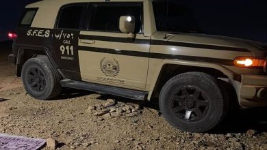 صورة ضبط مواطن لإشعاله النار في أراضي الغطاء النباتي بمحمية طويق الطبيعية