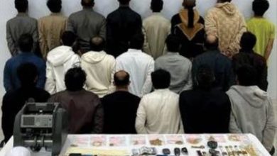 صورة القبض على 21 شخصًا لانتحالهم صفة غير صحيحة وسرقة المارة والمنازل