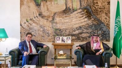 صورة نائب وزير الخارجية يبحث سبل تعزيز العلاقات الثنائية مع سفير المملكة المتحدة 