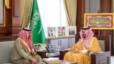 صورة أمير المدينة المنورة يستقبل مدير عام الأحوال المدنية بالمنطقة