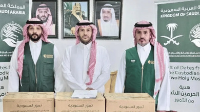 صورة مركز الملك سلمان للإغاثة يسلِّم 25 طنًّا من التمور هدية المملكة لجمهورية القمر المتحدة