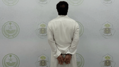 صورة القبض على مواطن لتكسيره زجاج مواقع انتظار حافلات بالرياض