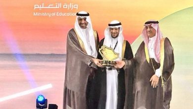صورة وزير التعليم يكرّم منصور المنصور لفوزه بجائزة أفضل معلم في العالم