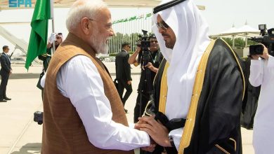 صورة رئيس وزراء الهند يصل إلى جدة في زيارة رسمية