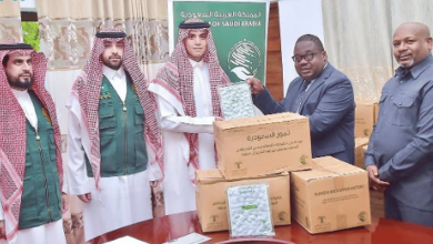 صورة مركز الملك سلمان للإغاثة يسلّم 25 طنًا من التمور هدية المملكة لزنجبار