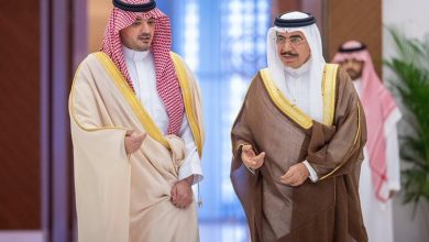 صورة وزير الداخلية يبحث تعزيز التعاون مع نظيره البحريني 