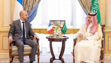 صورة وزير الخارجية يستعرض العلاقات الثنائية مع نظيره الفرنسي