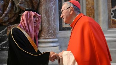صورة وزير الدولة للشؤون الخارجية يترأس وفد المملكة في مراسم تشييع بابا الفاتيكان
