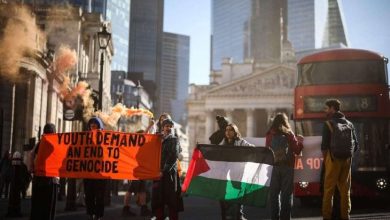 صورة لندن: مجموعة داعمة لفلسطين نظمت مظاهرة عند جسر تاور الشهير وحاولت إيقاف المارثون