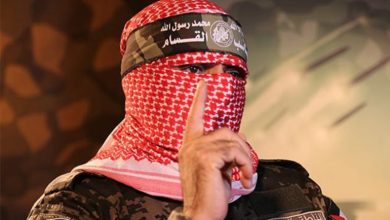 صورة أبو عبيدة: إذا كان الاحتلال معنيا بهؤلاء الأسرى فعليه التفاوض فورا من أجل الإفراج عنهم