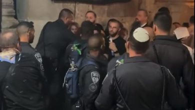 صورة شرطة الاحتلال تعتدي على مسيحيين فلسطينيين في كنيسة القيامة بالقدس (فيديو)