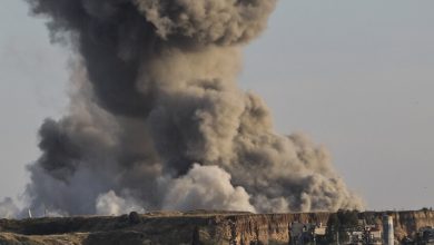 صورة جثث على الكراسي.. مشاهد تدمي القلب لضحايا قصف إسرائيلي استهدف مقهى في النصيرات بغزة (فيديو)