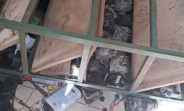 صورة مستعمرون يحطمون كراجا لتصليح المركبات ويستولون على محتوياته في أم صفا شمال غرب رام الله