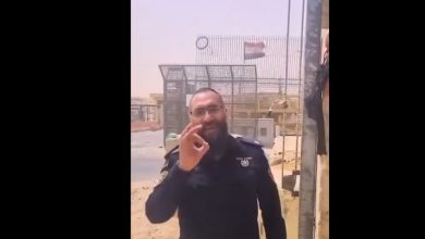 صورة ضابط إسرائيلي قرب حدود مصر: سنحتفل مع المخطوفين في سيناء