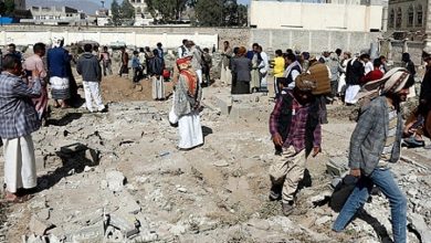 صورة اليمن: مصدر طبي يعلن استشهاد 8 أشخاص بينهم نساء وأطفال إثر قصف أمريكي