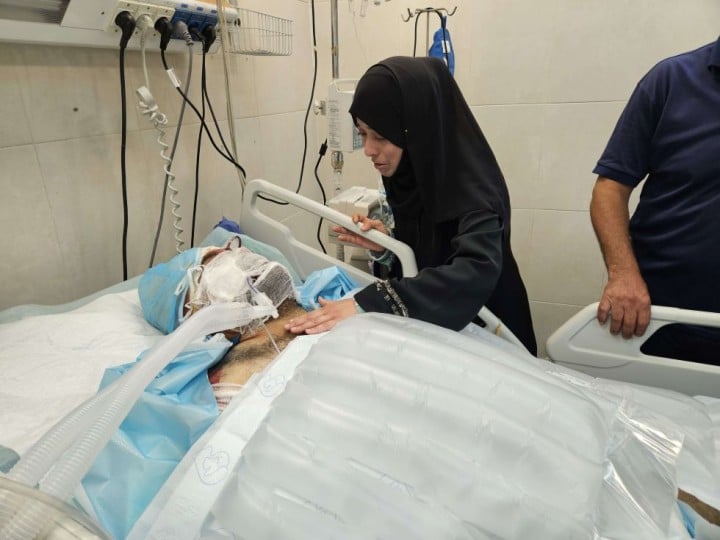 زوج الطبيبة آلاء النجار يعاني من جروح خطيرة