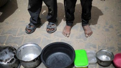 صورة الأمم المتحدة: أطفال غزة الجوعى يبحثون عن الطعام في أكوام القمامة