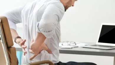 صورة بخطوات بسيطة.. كيف تتجنب المخاطر الصحية للجلوس الطويل؟