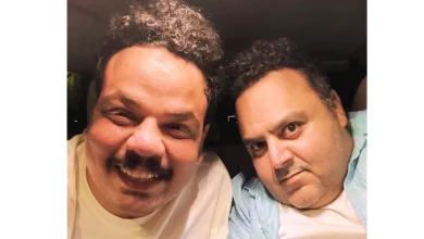 صورة شيكو ينشر صورة مع مصطفى غريب ويعلق: “مع ألذ واحد في مصر”