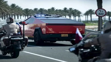 صورة بالفيديو.. شاحنات “تسلا سايبرترك” الكهربائية تستقبل الرئيس الأمريكي في قطر