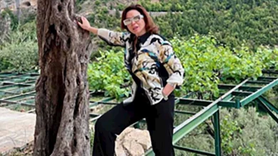 صورة إلهام شاهين تنشر صورا من فوق جبل على إرتفاع 1400 متر من الأرض