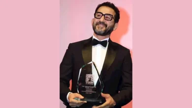 صورة أحمد حلمي يشارك متابعيه صورة طريفة.. ويعلق: “المقطوع من شجرة”