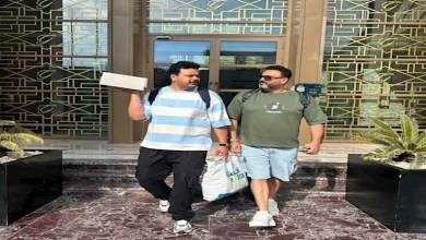 صورة قبل عرض مسرحية “ألف تيتة وتيتة”.. موقف طريف يجمع أكرم حسني ومصطفى غريب